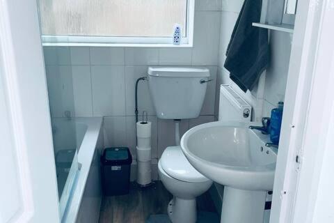 Вилла Comfortable Town House In Coventry City Centre Экстерьер фото
